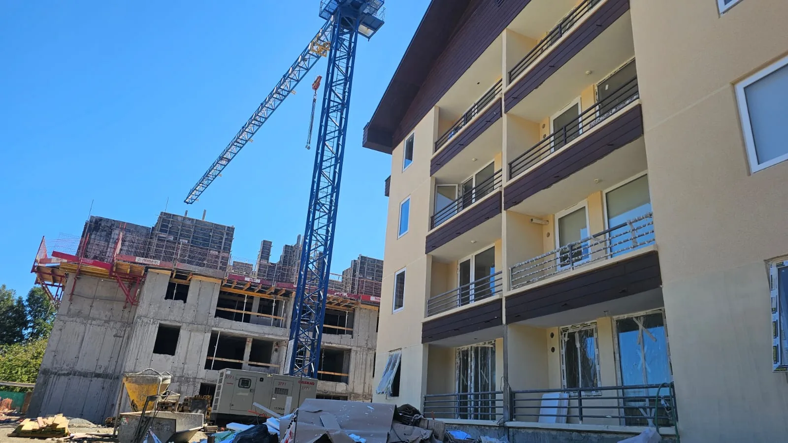 Instalación con grúa de ventanas de PVC en edificio de condominio