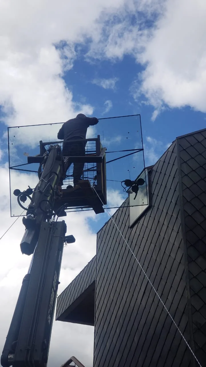 Instalaci&oacute;n de ventanas PVC con gr&uacute;a en altura en Gorbea