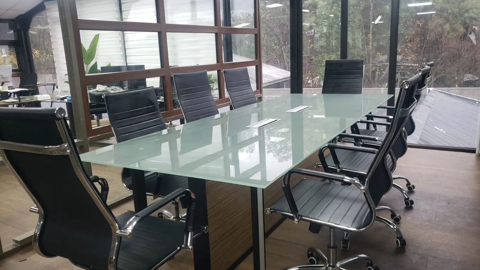 Equipo de operarios fabricando ventanas PVC
